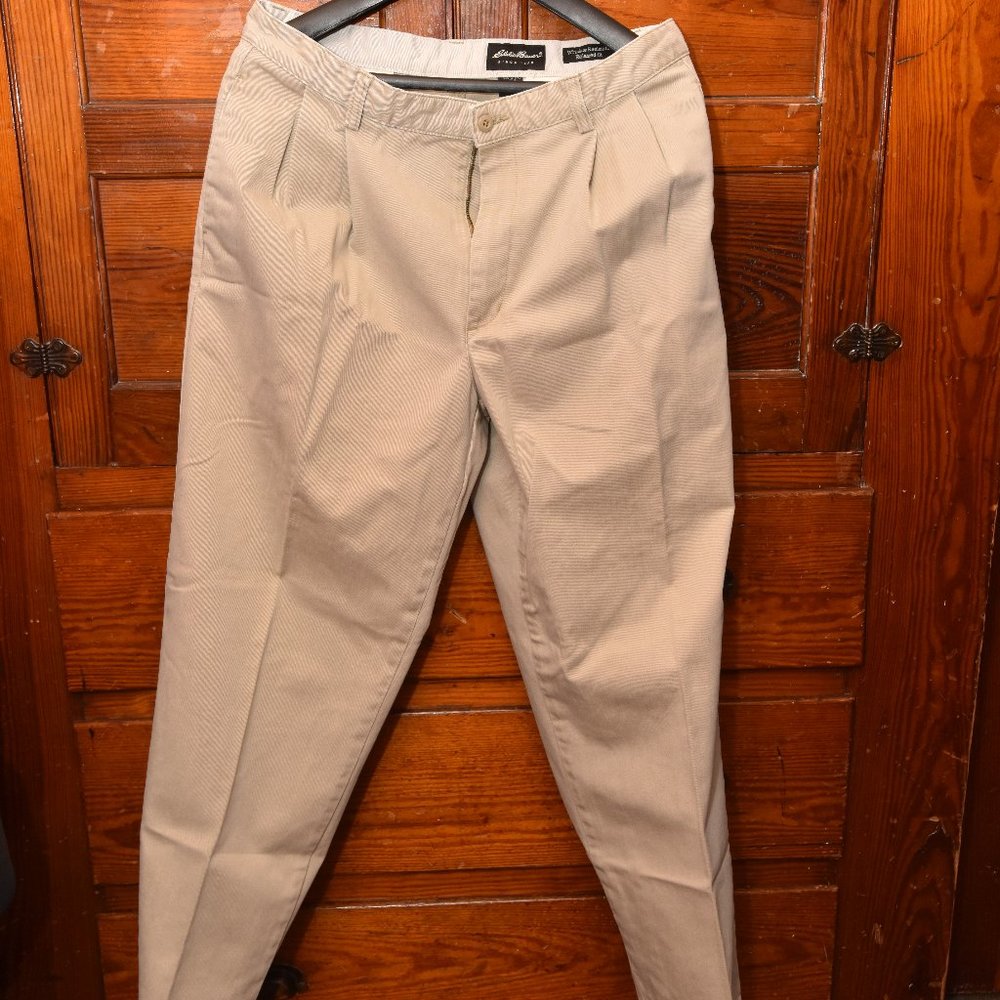 Men's Eddie Bauer relaxed fit pleated khakis 36/32